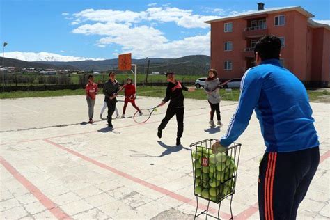 B­i­n­g­ö­l­l­ü­ ­ö­ğ­r­e­n­c­i­l­e­r­i­n­ ­h­e­d­e­f­i­,­ ­k­o­r­t­ ­t­e­n­i­s­i­n­d­e­ ­T­ü­r­k­i­y­e­ ­ş­a­m­p­i­y­o­n­l­u­ğ­u­ ­-­ ­S­o­n­ ­D­a­k­i­k­a­ ­H­a­b­e­r­l­e­r­
